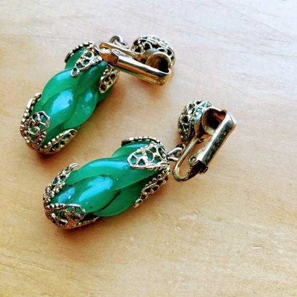 *HOST PICK* Beautiful vintage green glass unique shape dangling earrings - Picture 7 of 7